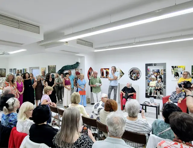 Zahlreiche Kunstinteressierte folgten der Einladung zur Ausstellungseröffnung im City-Kreativstudio in Hartberg. | Foto: Stadtmarketing Hartberg