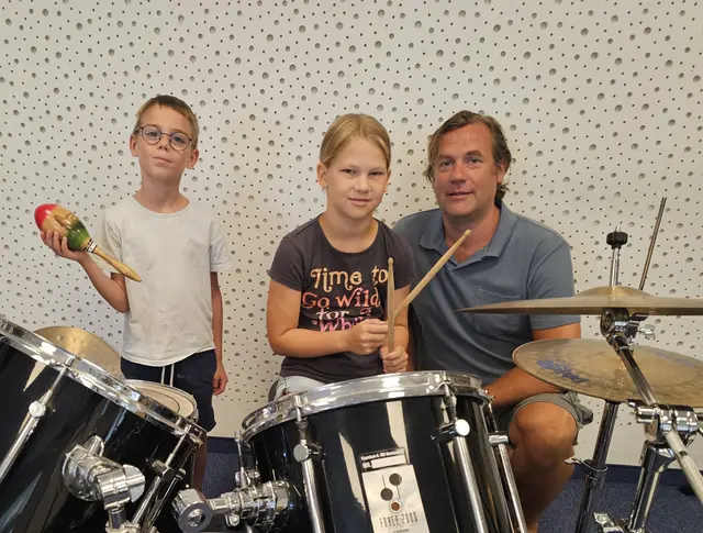 Musikschuldirektor Peter Vasicek mit Anna und Raphael | Foto: Korneuburger Musikfreunde