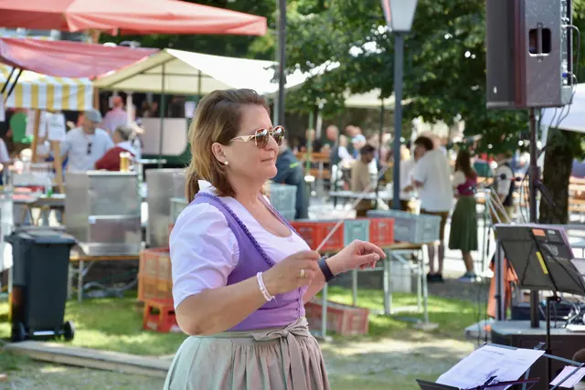 Vizebürgermeisterin Barbara Alzner dirigierte ihren Musikwunsch: Den Gieslingen-Masch.