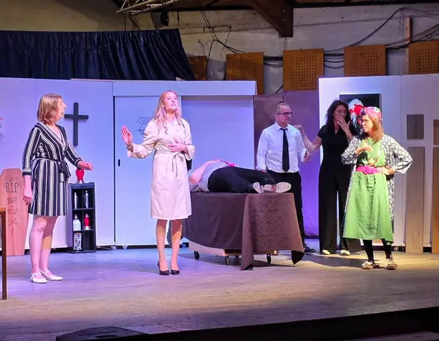 Mit „Man stirbt bloß amoi“ präsentierte die Gruppe Kalenberg eine ausverkaufte Premiere und ließ das Publikum über Pointen, Wendungen und Schauspielkunst jubeln. | Foto: Theatergruppe Kalenberg
