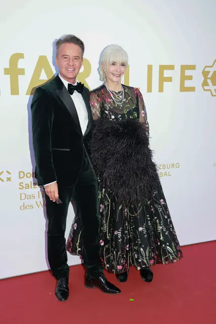 Modedesigner Gottfried Birklbauer mit Kundin Nora Edberg. | Foto: Franz Neumayr