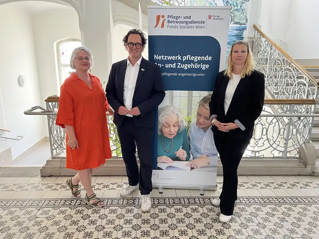 (v.l.): Lisbeth Stöckl (Beauftragte für Senioren am Neubau), Bezirksvorsteher Markus Reiter (Grüne), Astrid Pfeffer (Leitung Fonds Soziales Wien, Netzwerk für pflegende An- und Zugehörige)  | Foto: BV 7