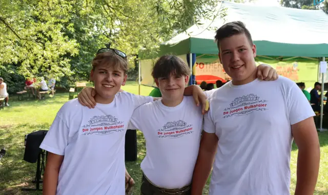 Von links nach rechts: Tobias Lang am Schlagzeug, Matthias Veronik an der Steirischen Harmonika und Manuel König ebenfalls an der Steirischen Harmonika. | Foto: Alejandra Ortiz