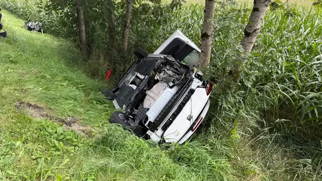 Der Wagen kam von der Fahrbahn ab und überschlug sich, bevor er im Graben zum Stillstand kam. | Foto: Stützpunkt II - Feuerwehr Greifenburg