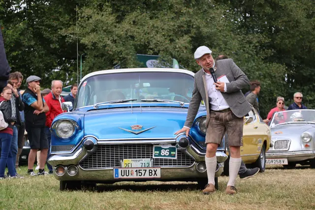 Moderator Jürgen Otteneder mit einem Fahrzeug, das unter anderem durch seine besondere Farbe auffiel. | Foto: MeinBezirk