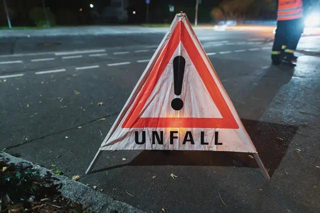 Das zu schnelle Fahren führte dazu, dass das Fahrzeug ins Schleudern geriet und anschließend gegen einen Zaun sowie einen Baum prallte. (Symbolfoto) | Foto: stock.adobe.com/at/Ronald Rampsch 
