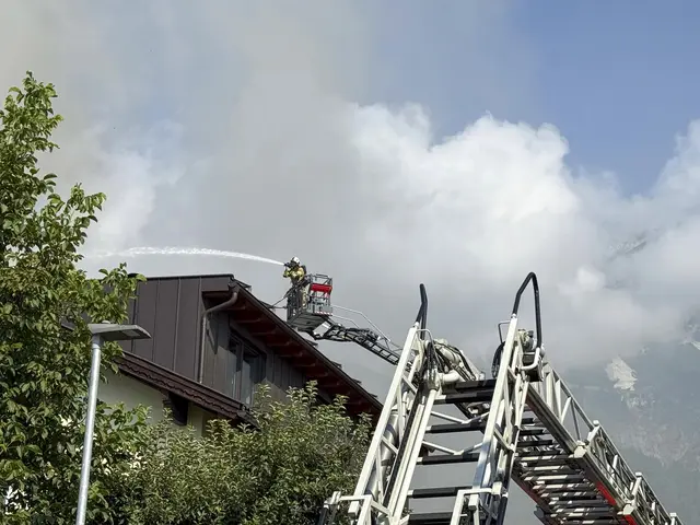 Flammeninferno in Thaur – Die Feuerwehr kämpft gegen den Brand in einem Mehrfamilienhaus. | Foto: Zeitungsfoto.at