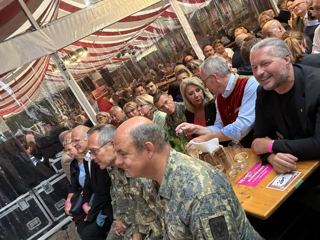 Aufmerksame Eröffnungs-Ehrengäste | Foto: Schütz