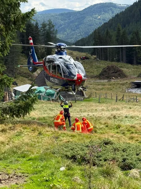 Eine EC135 der Polizei führte zahlreiche Löschflüge durch.  | Foto: Feuerwehren Niederwölz und Krakaudorf