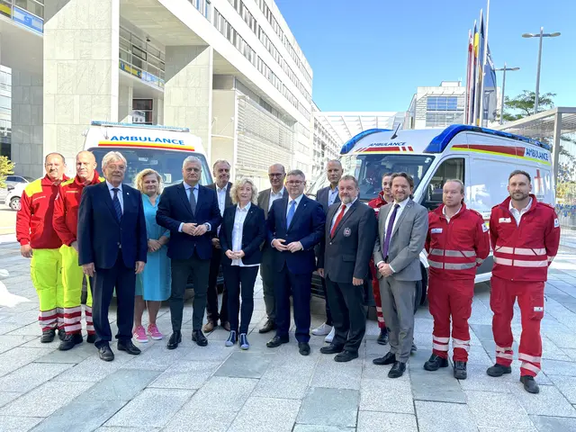 Gemeinsam mit Vertretern der Rettungsorganisationen, des ÖAMTC, der LGA sowie Städte- und Gemeindebundes, gaben SPÖ-Landesrätin Eva Prischl, VP-Landesrat Ludwig Schleritzko und FPÖ-Landesart Martin Antauer die NEF-Stützpunkte bekannt, die ab April 2027 geschlossen und zu RTW-C Standorten umgebaut werden. | Foto: Sandra Schütz