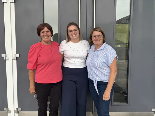 Sabine Buchwald (von links), Lysandra Kumer und Rosalia Mandl beim "Ratscha" im Kulturni dom. | Foto: MeinBezirk.at