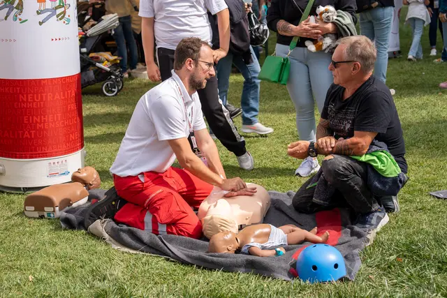 Wie funktioniert eine Herzdruckmassage? Das konnte man beim Familienfest lernen. | Foto: Valentina Marinelić/MeinBezirk