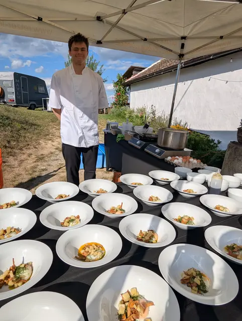 Das Team von der Mährischen Botschaft kochte eine delikate Böhmische Schwammerlsoße. | Foto: Weinstraße Weinviertel