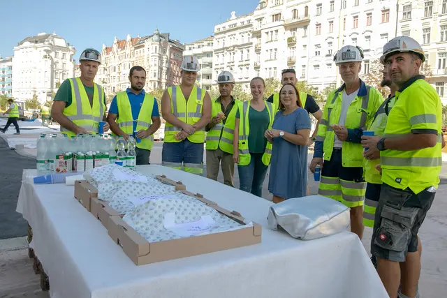 Bezirksvorsteher-Stellvertreterin Julia Lessacher (SPÖ) hat den fleißigen Bauarbeitern eine Jause sowie kühle Getränke vorbeigebracht.  | Foto: BV 6