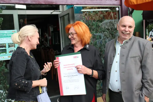 Freude bei Monika Weissgerber über Geschenke und die Urkunde | Foto: Cescutti
