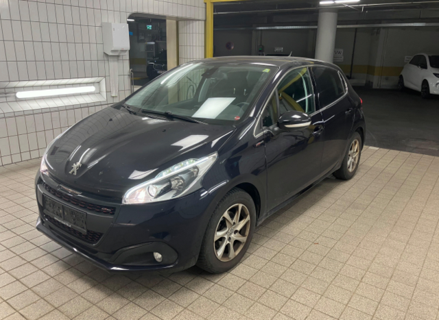 81 kW bzw. 110 PS stark und im Oktober 2024 für 6.800 Euro (Startpreis: 2.000 Euro) ersteigert: ein in der Verwertung gelandeter Peugeot 208 GT Line 1.2 Pure Tech 110 Aut.. Zustand: "stark gebraucht (u.a. Streifschaden sowie Kratzer)". | Foto: Dorotheum