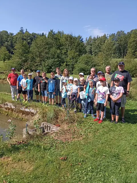 20 Kinder aus der Gemeinde Ried im Traunkreis besuchten die Fischzucht von Günther Sali Salaböck in der Mühlau. | Foto: Kameradschaftsbund Ried im Traunkreis
