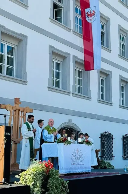 Pfarrer Tobias Höck zelebrierte die Messe auf dem Schlossplatz.  | Foto: Gem. Kaltenbach