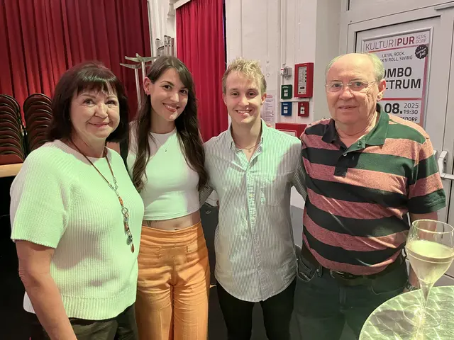 Gabi Schüftner, Rebecca Chromy, Fabian und Erik Schüftner unterstützen die Band als fleißige Fans. | Foto: Franziska Führer