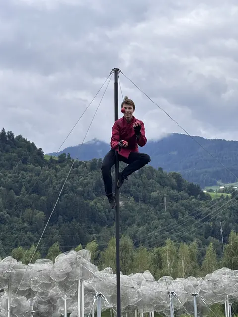 Akrobatik auf höchstem Niveau in den Swarovski Kristallwelten.  | Foto: Haun