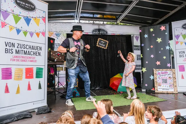 Bei der "Mr. Happy Zaubershow" wurde auch so mancher junger Besucher zum Magier.  | Foto: Sunla Mahn