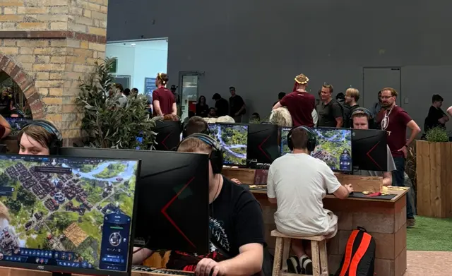 Ein großer Tumult und lange Wartezeiten waren beim neuen Spiel "Anno 117: Pax Romana" von Ubisoft. Das Spiel erhielt vor Ort unter anderem den Preis zum besten PC-Spiel. | Foto: MeinBezirk / Leonie Herrmann