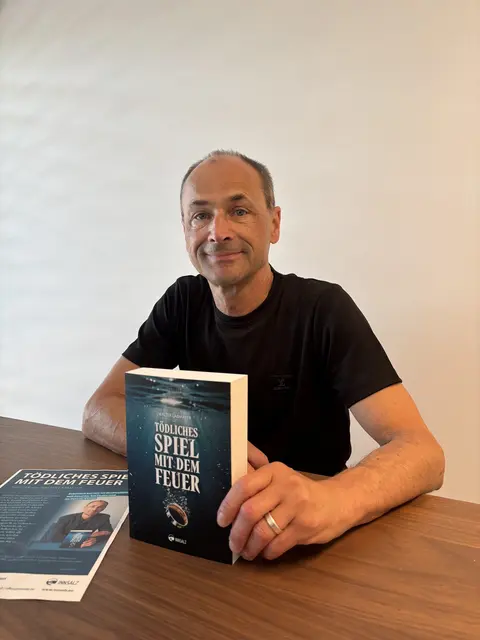 Walter Labmayer legt mit "Tödliches Spiel mit dem Feuer" einen Thriller vor, der nicht nur fesselt, sondern auch inspiriert, an seinen Träumen festzuhalten. | Foto: Anja Kern