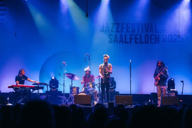 Beim diesjährigen Jazzfestival Saalfelden spielten 190 Künstler aus 26 Nationen. Hier auf der Mainstage: Tomoki_Sanders. | Foto: Julian Gruber