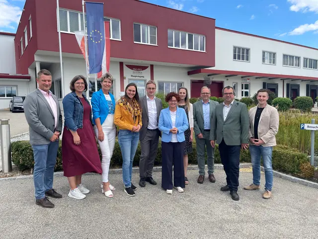 Vzbgm. Markus Moldaschl, Wirtschaftsbund-Obfrau Marlene Böhm-Lauter, NR Martina Diesner-Wais, BR Viktoria Hutter, Roman Prager und Markus Amatschek (W.E.B), StS Elisabeth Zehetner, Irene Schuh, Reinhard Ringl und GR Florian Hutter (v.l.) | Foto: VPNÖ