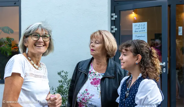 Maria Wittner begrüßt alle Gäste (ganz links). | Foto: www.cine-motion.at / Ivanek