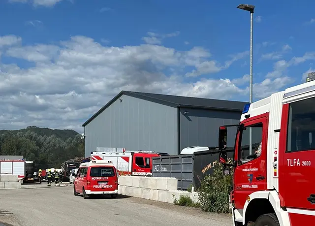 Mehrere Atemschutztrupps der Feuerwehr standen im Einsatz und konnten mit mehreren Löschleitungen ein Übergreifen der Flammen auf weitere Gebäudeteile verhindern. | Foto: DOKU-NÖ
