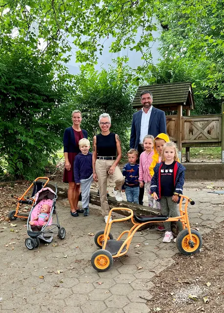 Bildungsstadträtin Bianca Lindinger, Doris Margreiter (Verein Aktion Tageseltern) und Bürgermeister Peter Schobesberger mit Kindern, die das Betreuungsangebot nutzen. | Foto: Schobesberger