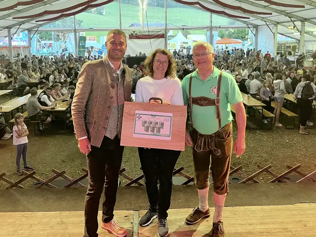 Stefan Aigner (Musikverein) und Josef Buchinger (Kameradschaftsbund) gratulieren Ulrike Hader zum Hauptgewinn von 7.000 Euro. | Foto: Strudengauer Messe