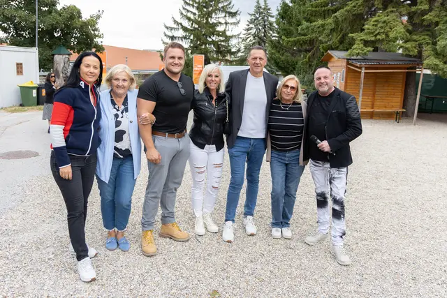 Bezirksvorsteher-Stellvertretin Ramona Miletic (SPÖ), Eva Hazel, Mathias Göth, Bezirksvorsteher Thomas Steinhart (SPÖ) mit seiner Ehefrau, Organisatorin Christine Brunhölzl, und Moderator Markus Haberl (v.l.) unterstützten das Event von "Auf Augenhöhe".  | Foto: Rene Brunhölzl