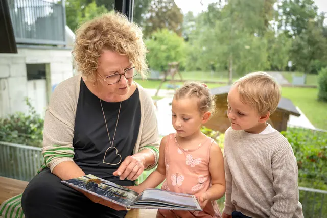 (v.l.n.r.): Bildungs-Landesrätin Christiane Teschl-Hofmeister mit Emma Winter und Levi Holzer. Die Betreuungsoffensive in NÖ sei in vollem Gange. | Foto: NLK Pfeffer