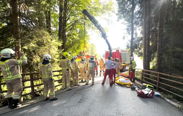 Binnen weniger Minuten ereigneten sich in Tirol zwei schwere Verkehrsunfälle – in Niederndorf kollidierten ein Motorrad und ein Kleinkraftrad, in Brixen im Thale stürzte ein Radfahrer in ein Bachbett. | Foto: zoom.tirol