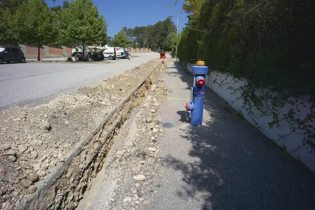 Ungewöhnlich: Ein Hydrant steht in der Straße des 12. Februars genau in der Mitte des Gehsteigs. | Foto: Santrucek