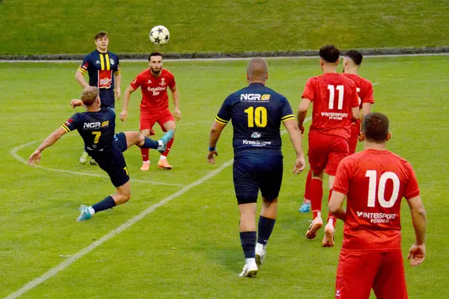 Die Haslacher Fußballer, in Blau gekleidet, konnten sich doch noch den Sieg sichern. | Foto: Reinhold Prem
