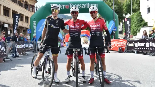 Rene Pammer (m.) gewann den Rad-Marathon und Christian Oberngruber (r.) wurde Dritter. | Foto: Franz Hackl