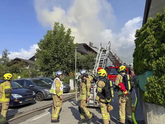 Einsatz unter Lebensgefahr – Zwei Feuerwehrmänner wurden bei den Löscharbeiten verletzt. | Foto: Zeitungsfoto.at