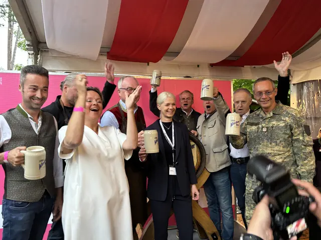 Der Bieranstich ist gelungen | Foto: Schütz