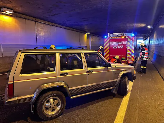Das Fahrzeug blockierte die B14 im Johanna-Tunnel.  | Foto: FF Klosterneuburg