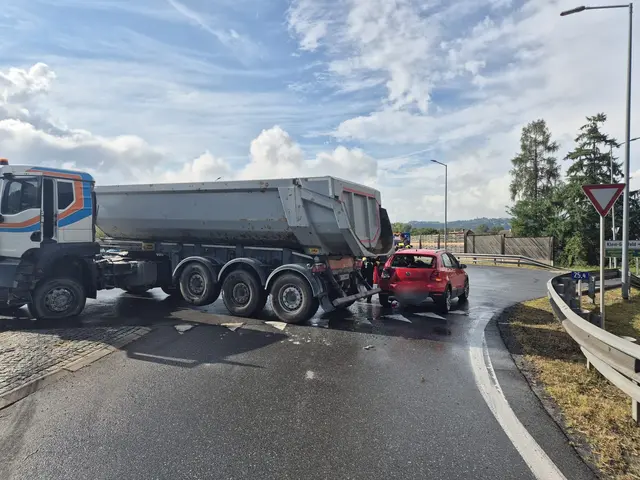 Beim Kreisverkehr Krottendorf kam es zu einem Unfall mit einem Sattel-Lkw und einem Pkw. | Foto: FF Krottendorf