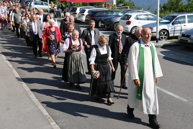 Im Zuge eines Festzugs mit Pfarrer Walter Miggisch gings für die Jubelpaare und ihre Familien in die Kirche.