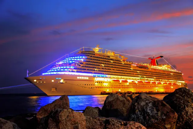 Auf einem Kreuzfahrtschiff gerät Labmayers Protagonist, Pete Farell, in ein Netz gefährlicher Machenschaften. | Foto: panthermedia/zaschnaus