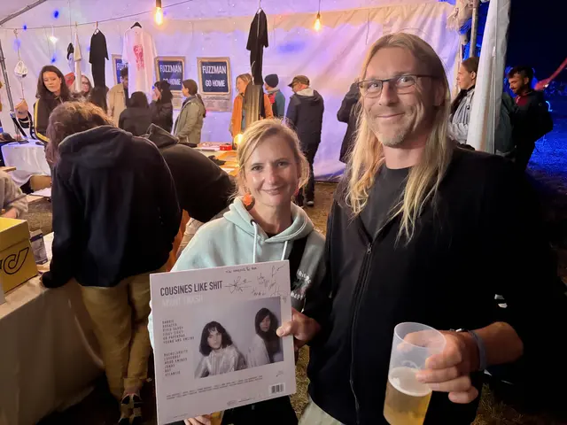 Nähe zu den Künstlern gehört zum Fuzzstock Festival: Eva und Marcus freuen sich über die signierte Cousins Like Shit Schallplatte. | Foto: DerSchindler/Bernhard Schindler