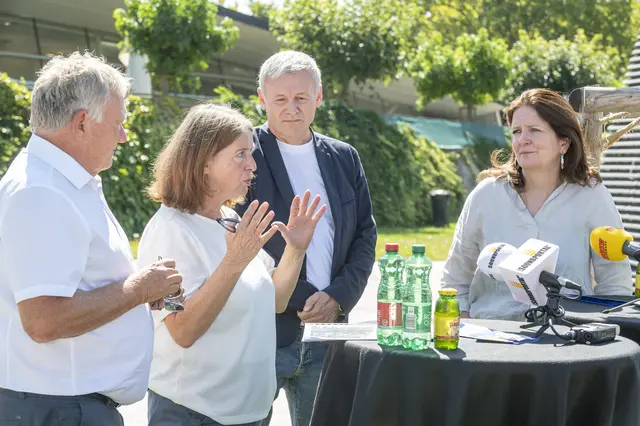 Präsentierten die Gewaltschutzinitiative in Graz: Holding-Vorstand Wolfgang Malik, Bürgermeisterin Elke Kahr, Christian Scambor von der Männerberatung und Frauenhäuser Steiermark-Leiterin Michaela Gosch | Foto: Stadt Graz/Fischer