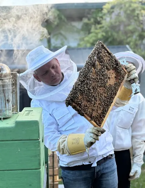 Marius Binder aus Mattighofen ist Hobbyimker. Er kümmert sich seit fünf Jahren um drei Bienenstöcke im eigenen Garten. | Foto: Binder