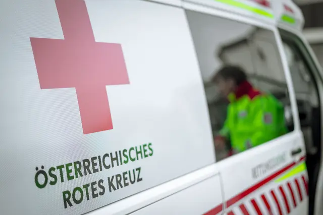 Er zog sich dabei eine schwere Verletzung zu und wurde von der Rettung in das LKH Villach gebracht (Symbolfoto) | Foto: Bernhard Knaus