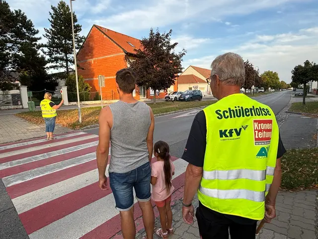 Beim sicheren Gang über den Zebrastreifen. | Foto: Ivonne Thiem